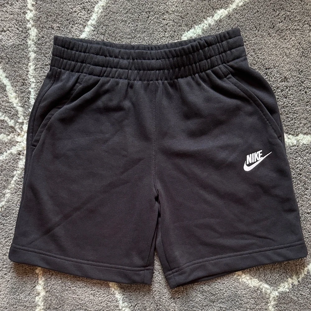 NEW Nike Black Shorts, Sportswear Club Fleece Youth Boys Medium